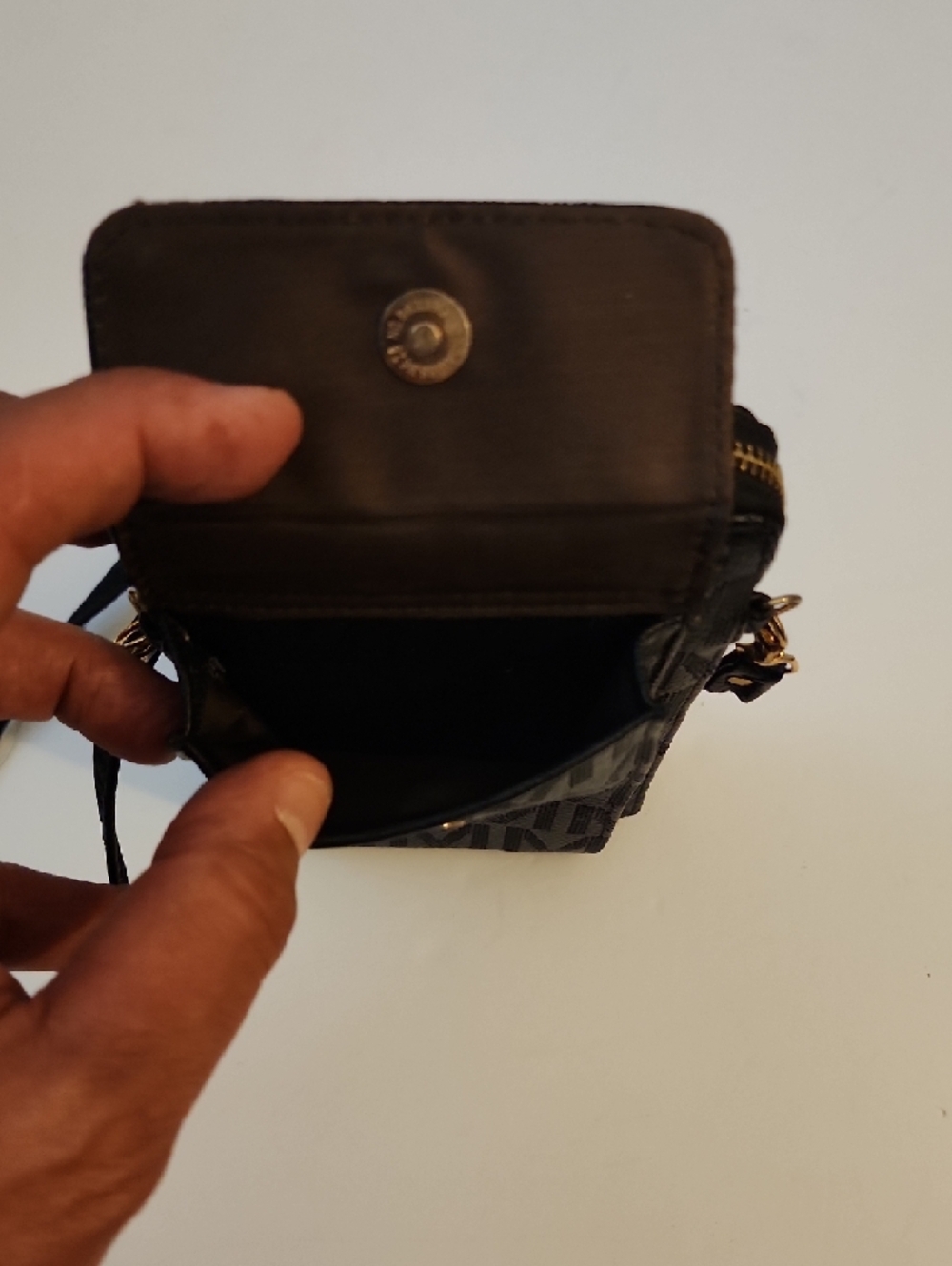 MFK Collection Caddy Signature Phone Wallet Crossbody Bag. 8×5 - Picture 7 of 10